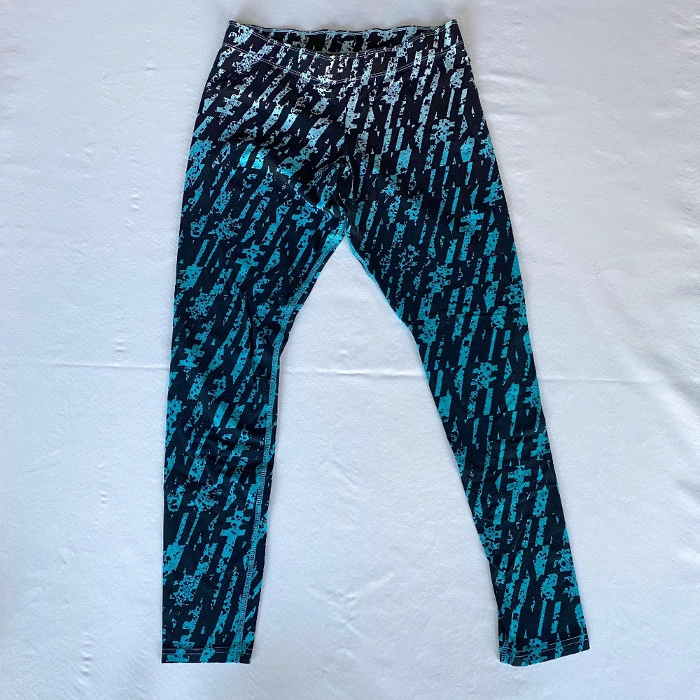 Nike Womens Leggings - Size USA Medium - Ombre Turquois Pattern